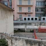 Dal terrazzino dell�edificio � possibile poi affacciarsi sull�area dell�ex arena Moderno, un vecchio cinema all�aperto utilizzato fino agli anni 80 del quale � rimasta ancora la parete di proiezione. Dopo esser stato adibito a garage e a deposito, prest� avr� una nuova vita come contenitore per diverse attivit� culturali per il quartiere